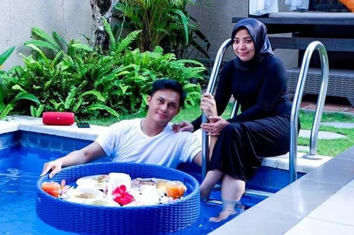 pasangan seleb sarapan di kolam © 2020 brilio.net