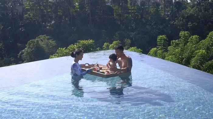 pasangan seleb sarapan di kolam © 2020 brilio.net