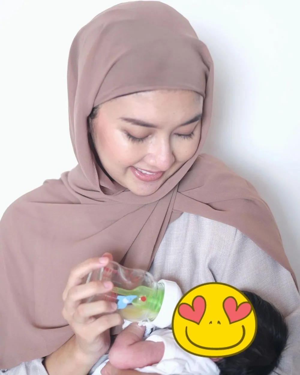 Momen Puteri Indonesia momong anak © Instagram Momen Puteri Indonesia momong anak © Instagram