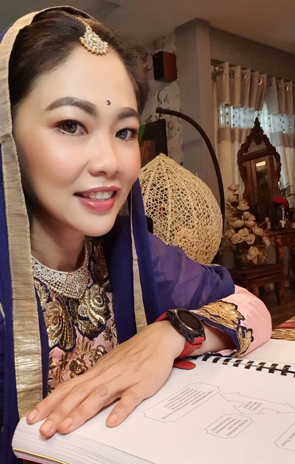 mengajar kelas online pakai baju adat © Facebook mengajar kelas online pakai baju adat © Facebook