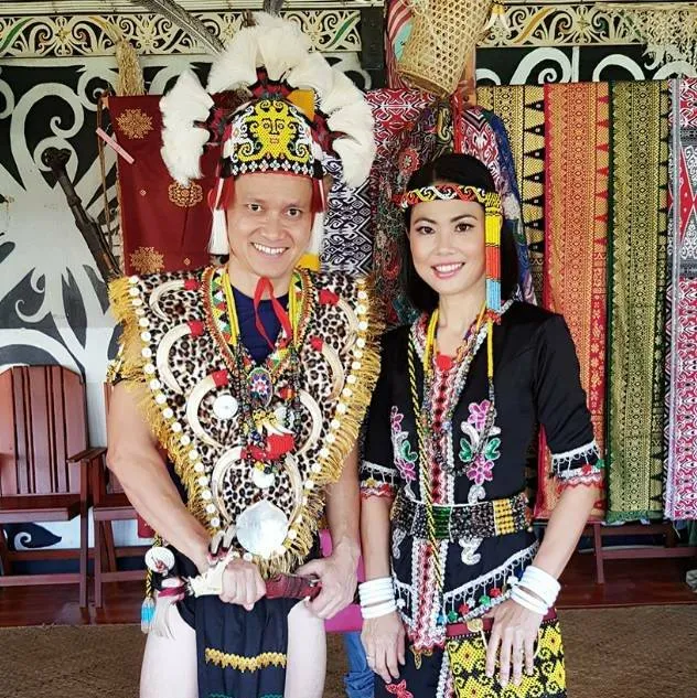 mengajar kelas online pakai baju adat © Facebook mengajar kelas online pakai baju adat © Facebook