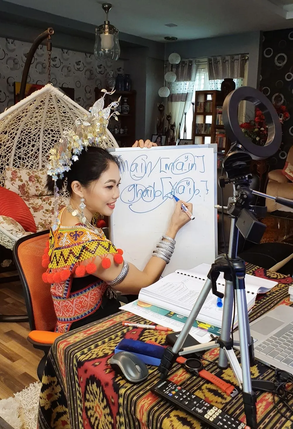 mengajar kelas online pakai baju adat © Facebook mengajar kelas online pakai baju adat © Facebook