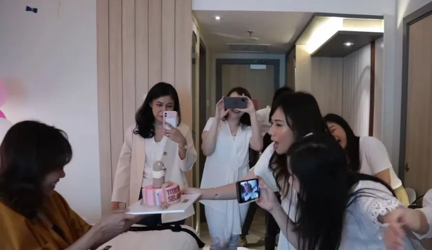 Steffy bridal shower © YouTube Steffy bridal shower © YouTube