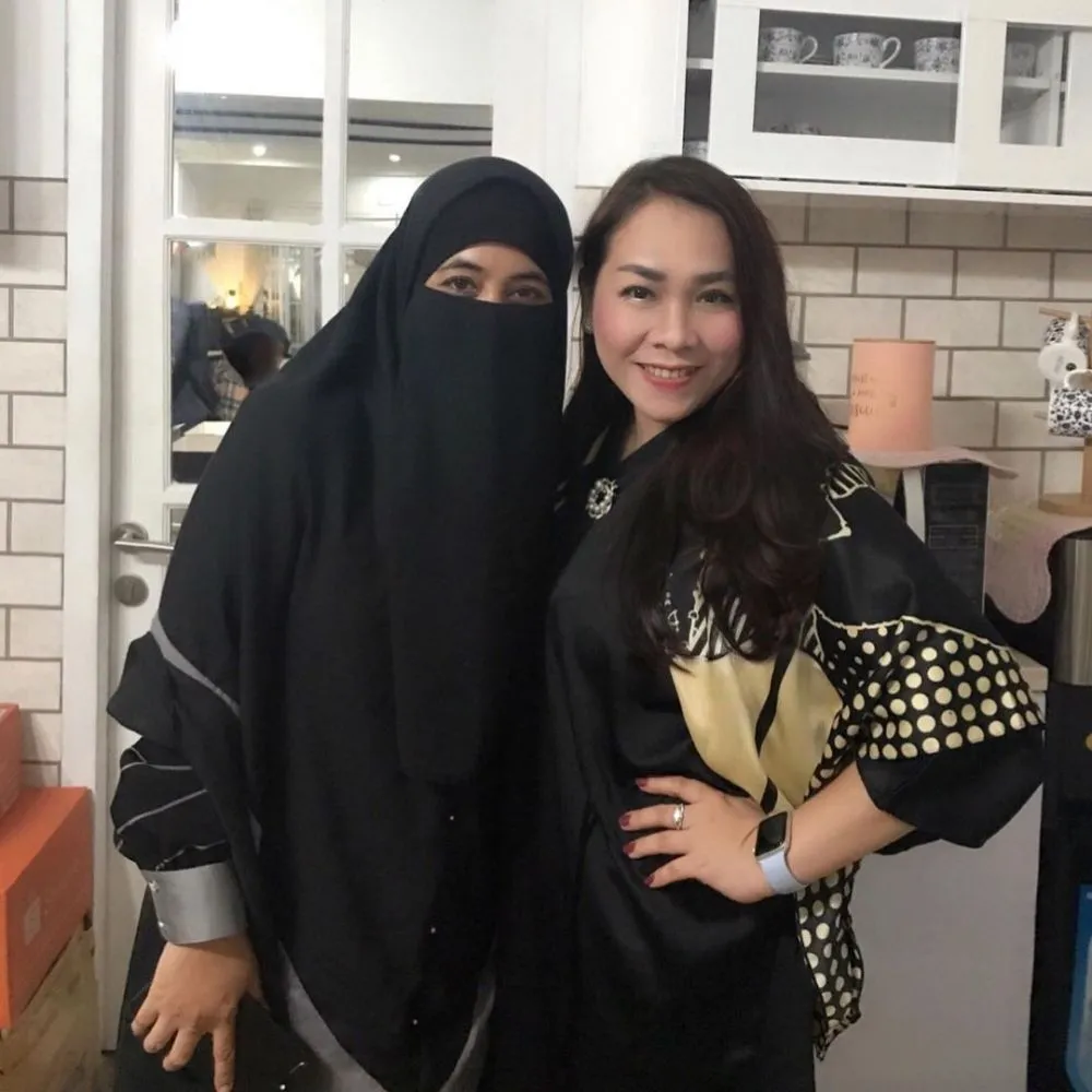 Ultah Ummi Pipik ke-43 © 2020 berbagai sumber Ultah Ummi Pipik ke-43 © 2020 berbagai sumber