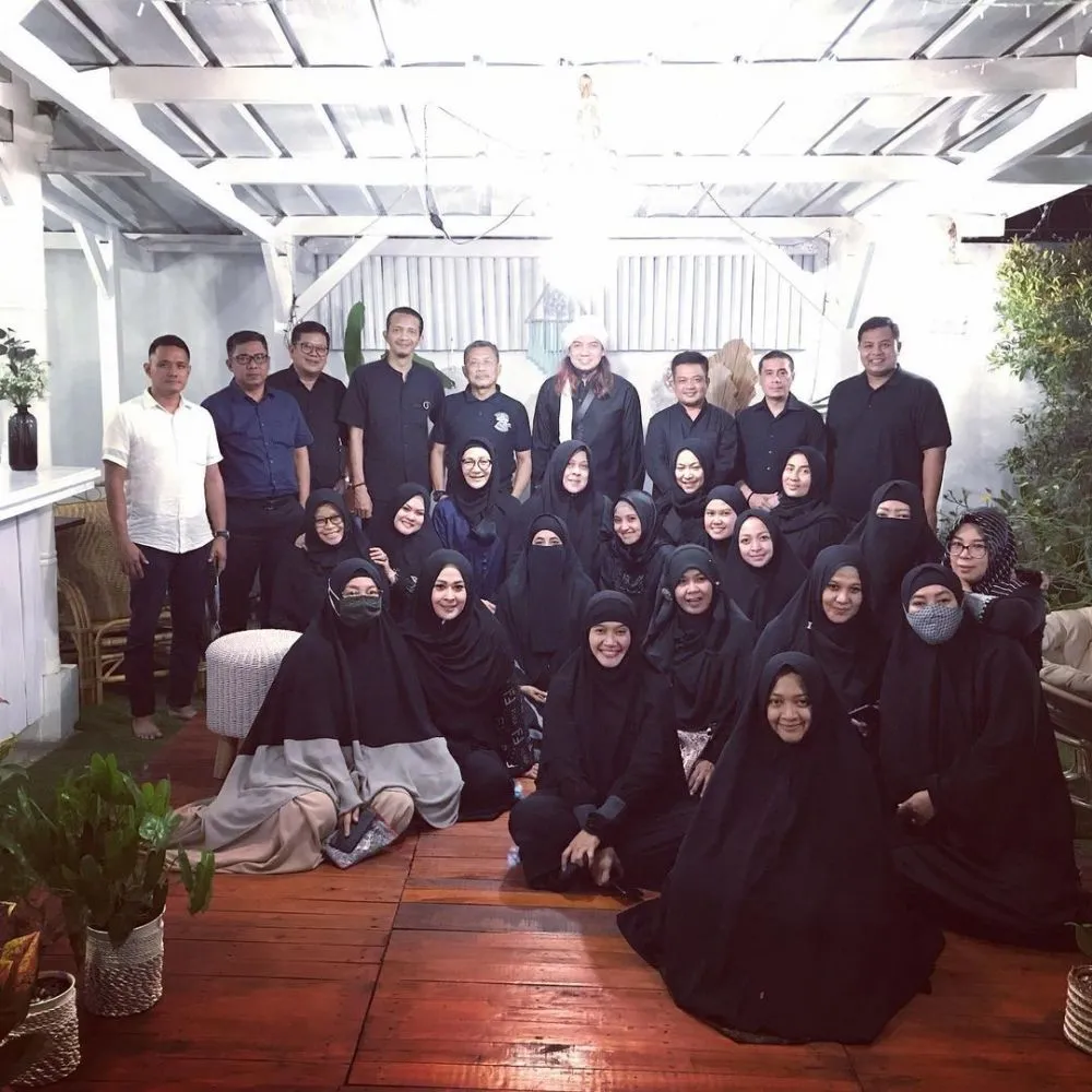 Ultah Ummi Pipik ke-43 © 2020 berbagai sumber Ultah Ummi Pipik ke-43 © 2020 berbagai sumber