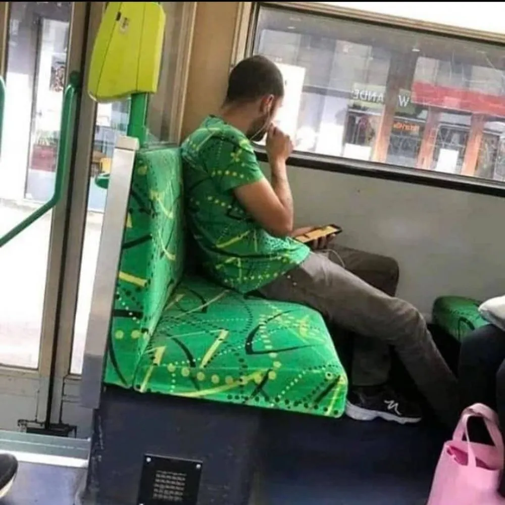 kembaran baju dengan kursi © Berbagai Sumber kembaran baju dengan kursi © Berbagai Sumber