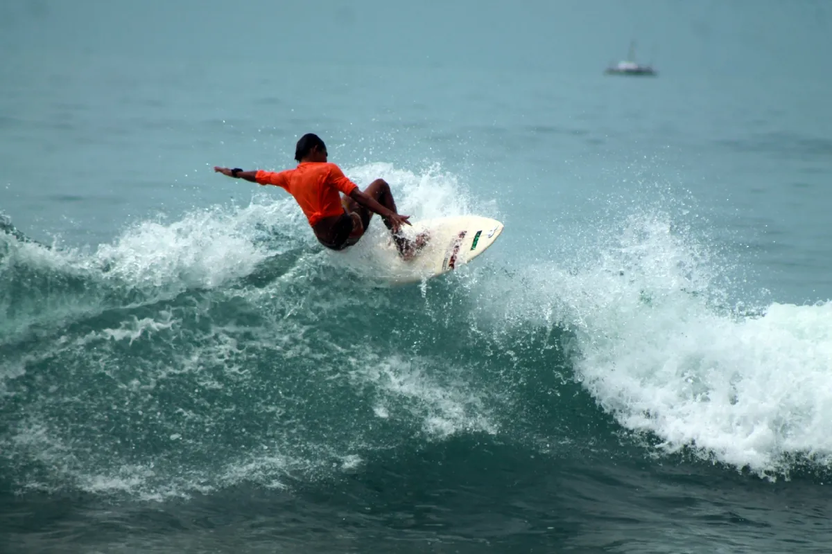 7 Fakta Pantai Cimaja, spot selancar ombak yang sudah mendunia