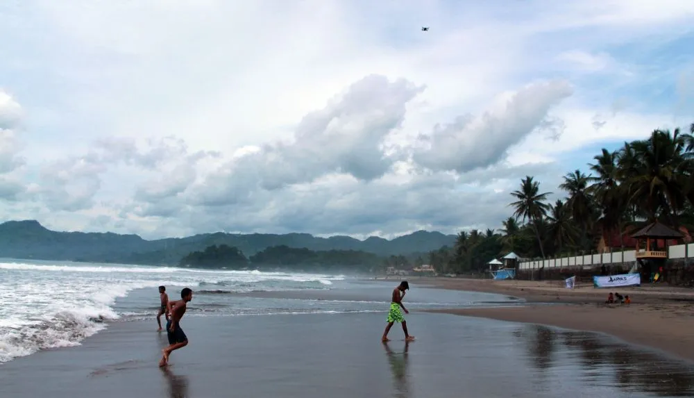 7 Fakta Pantai Cimaja © 2020 brilio.net 7 Fakta Pantai Cimaja © 2020 brilio.net