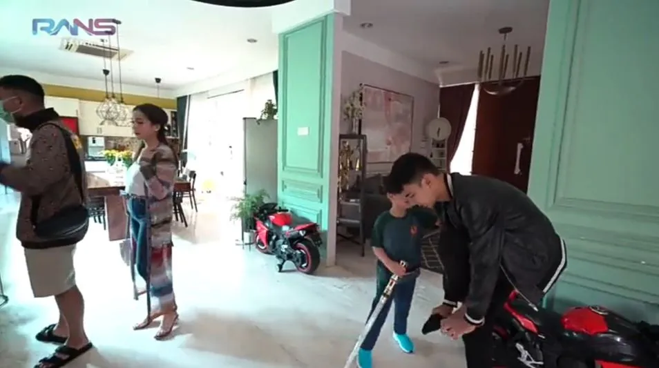 Dimas Ahmad ingin belikan mainan Rafathar © 2020 brilio.net YouTube Dimas Ahmad ingin belikan mainan Rafathar © 2020 brilio.net YouTube