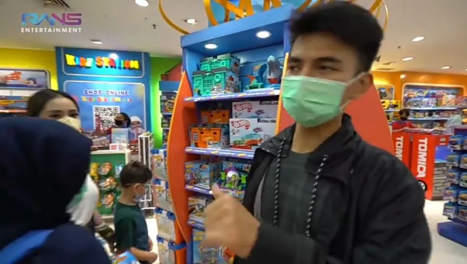 Dimas Ahmad ingin belikan mainan Rafathar © 2020 brilio.net YouTube Dimas Ahmad ingin belikan mainan Rafathar © 2020 brilio.net YouTube