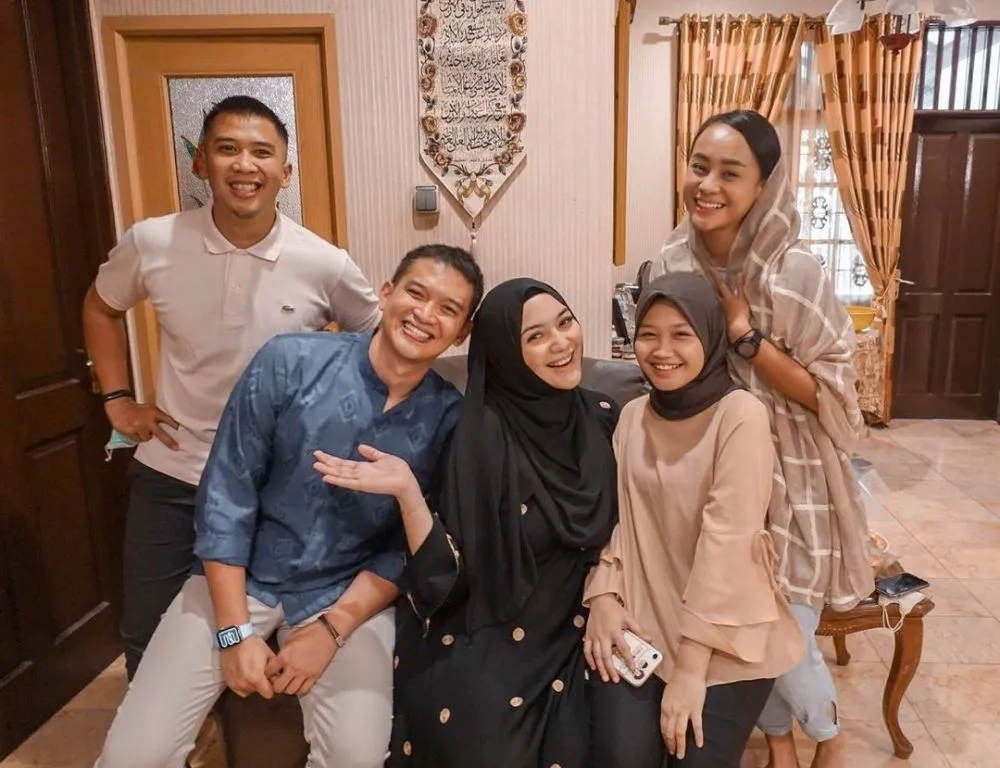 Potret akrab seleb dan saudara ipar © Instagram Potret akrab seleb dan saudara ipar © Instagram