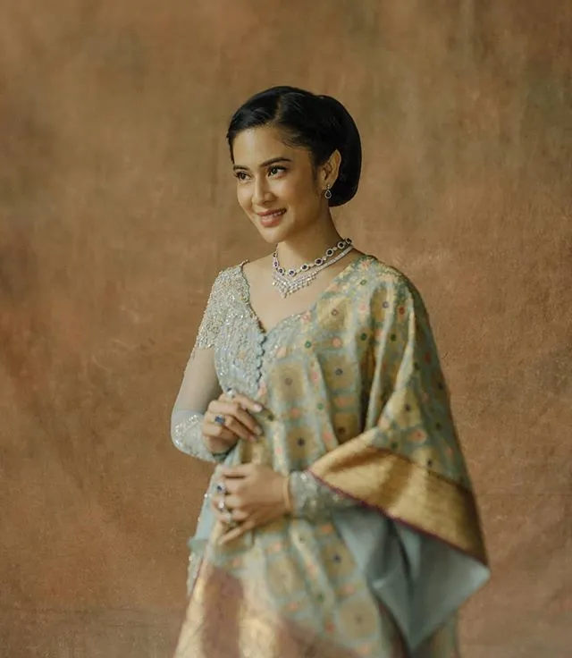 Dian Sastro pakai busana adat © 2020 brilio.net Instagram