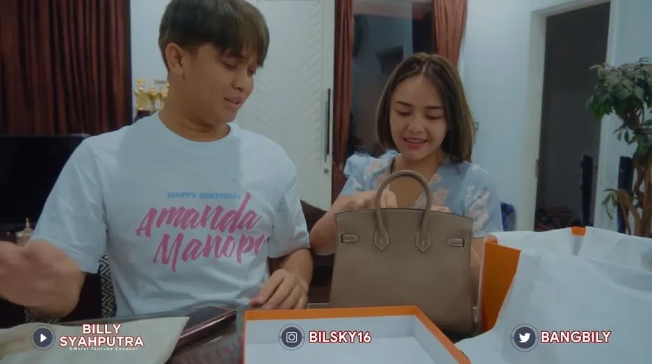Momen Amanda dapat tas mewah dari Billy © YouTube Momen Amanda dapat tas mewah dari Billy © YouTube