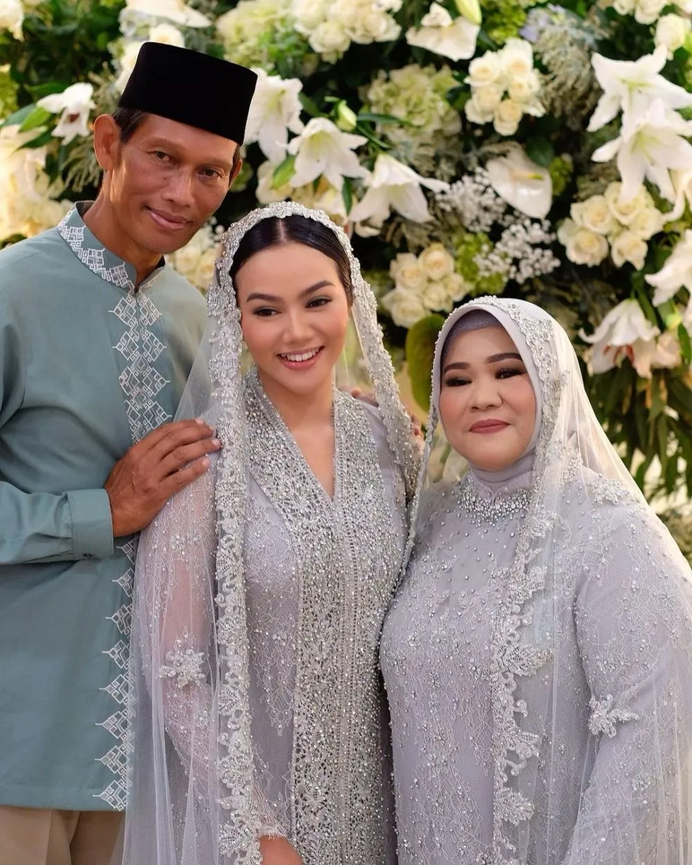 Yura Yunita saat pengajian © Instagram