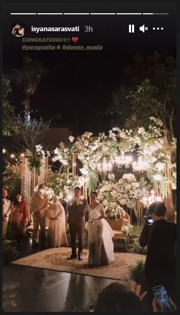 Resepsi Yura Yunita berbagai sumber