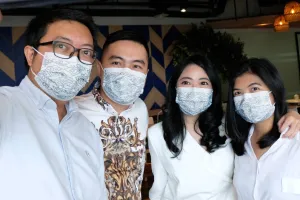 Masker bermotif batik ini bukan cuma melindungi, tapi juga trendi loh 