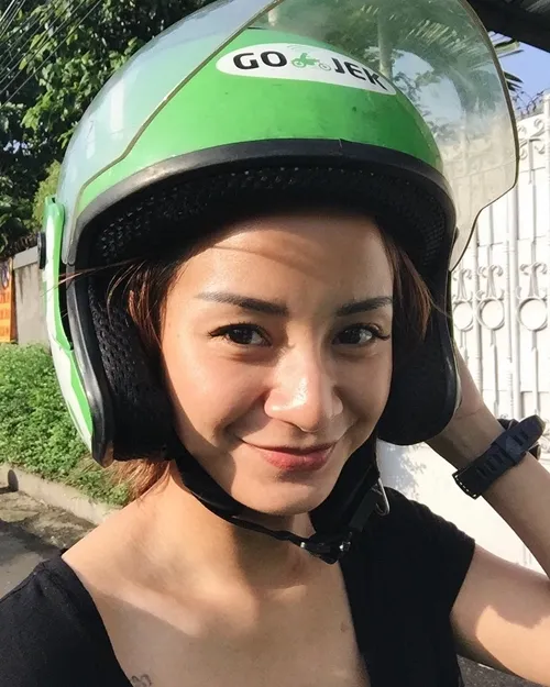 gaya selfie seleb naik ojol © 2020 brilio.net gaya selfie seleb naik ojol © 2020 brilio.net