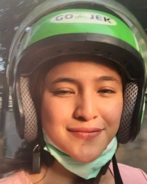 gaya selfie seleb naik ojol © 2020 brilio.net gaya selfie seleb naik ojol © 2020 brilio.net