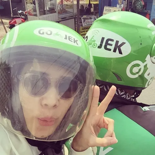 gaya selfie seleb naik ojol © 2020 brilio.net gaya selfie seleb naik ojol © 2020 brilio.net