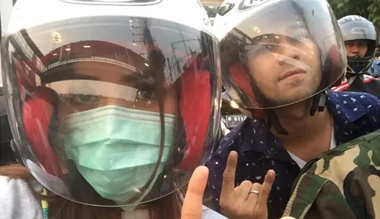 gaya selfie seleb naik ojol © 2020 brilio.net gaya selfie seleb naik ojol © 2020 brilio.net