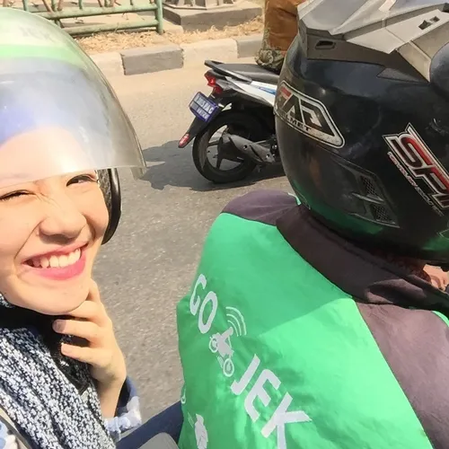 gaya selfie seleb naik ojol © 2020 brilio.net gaya selfie seleb naik ojol © 2020 brilio.net