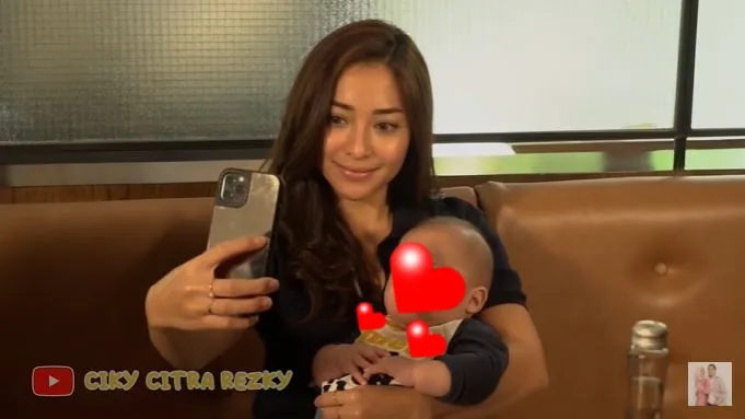 momen nikita bareng baby athar © YouTube momen nikita bareng baby athar © YouTube