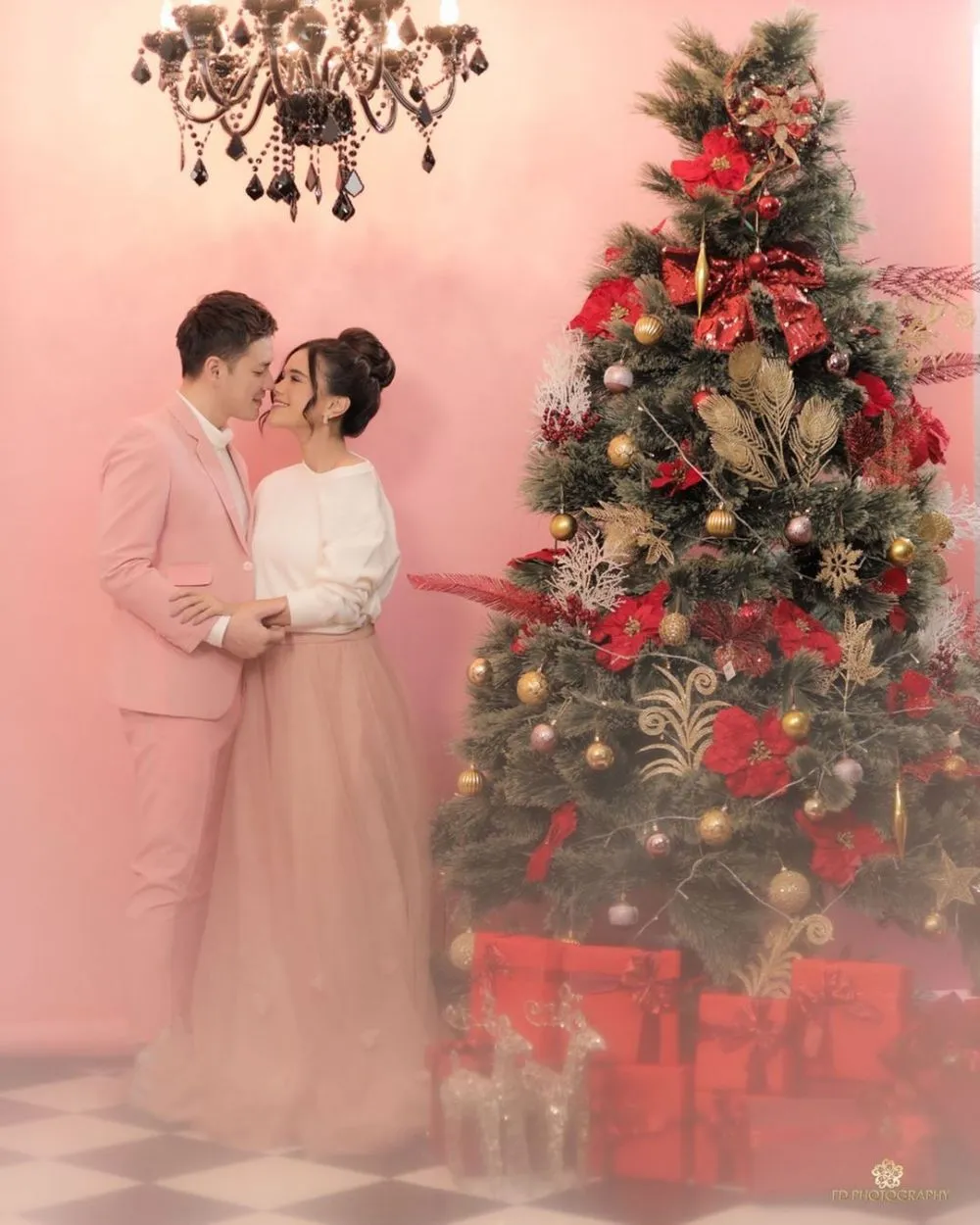 Pasangan seleb beda keyakinan rayakan Natal 2020 © 2020 brilio.net Pasangan seleb beda keyakinan rayakan Natal 2020 © 2020 brilio.net