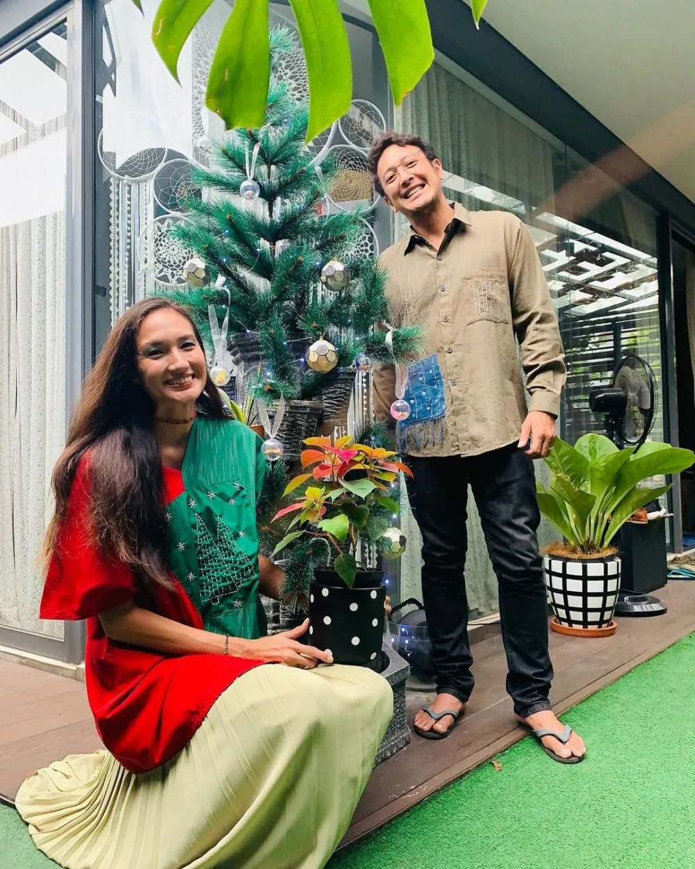 Pasangan seleb beda keyakinan rayakan Natal 2020 © 2020 brilio.net Pasangan seleb beda keyakinan rayakan Natal 2020 © 2020 brilio.net