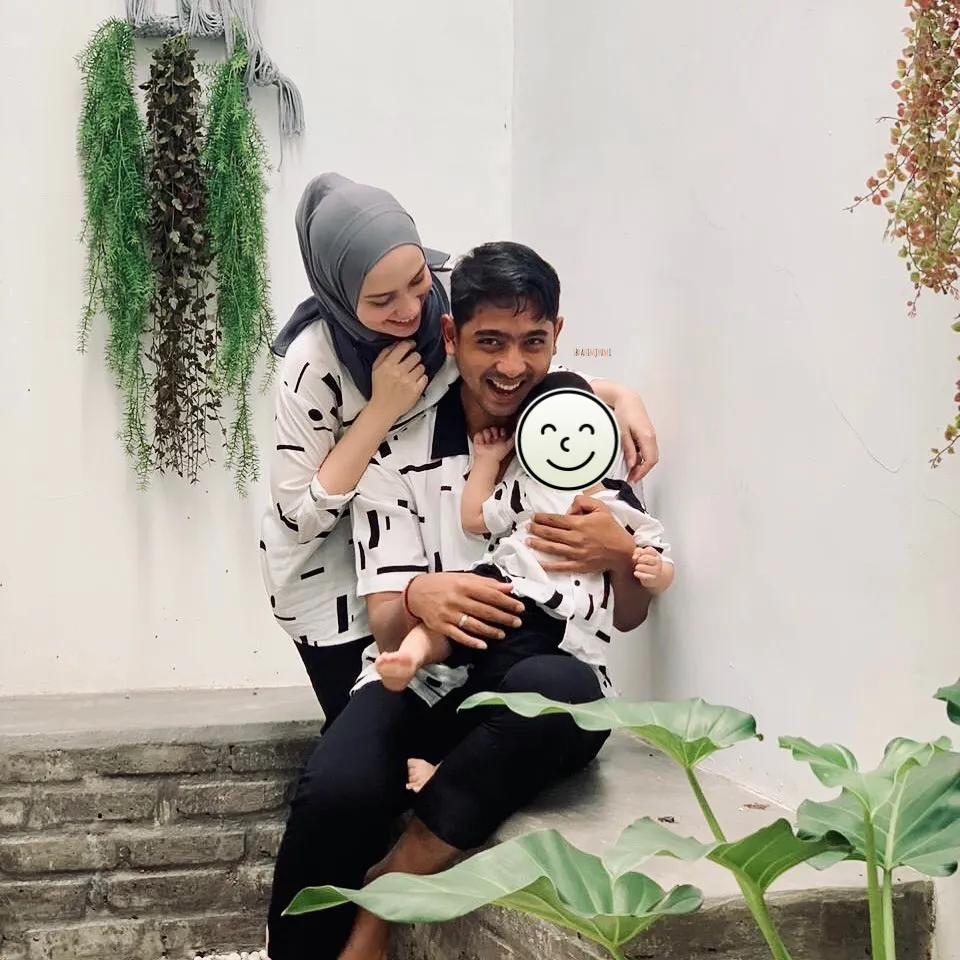Arya Saloka dan istri pakai baju couple © 2021 brilio.net Arya Saloka dan istri pakai baju couple © 2021 brilio.net