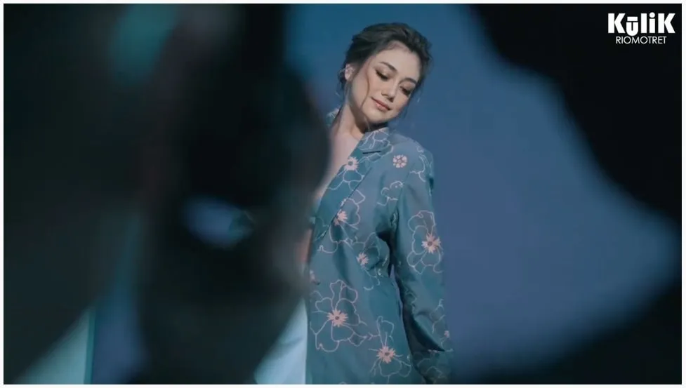 pemotretan teranyar Celine Evangelista © YouTube pemotretan teranyar Celine Evangelista © YouTube