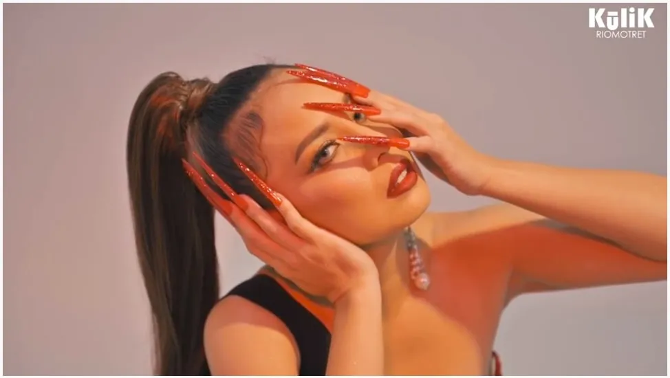 potret classy Tya Ariestya © berbagai sumber