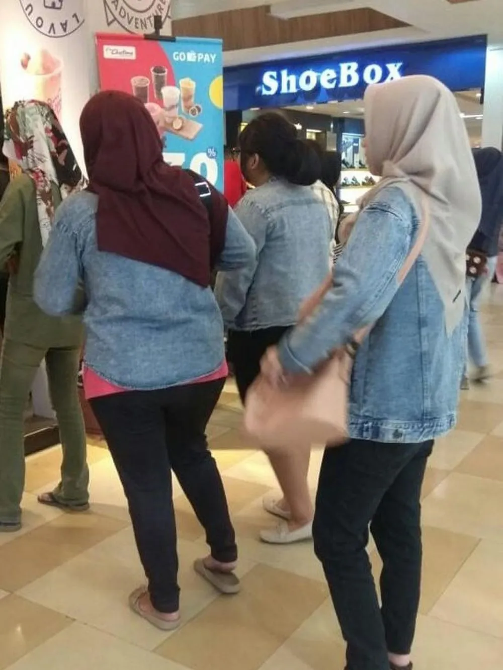 momen kembaran baju kocak © Twitter