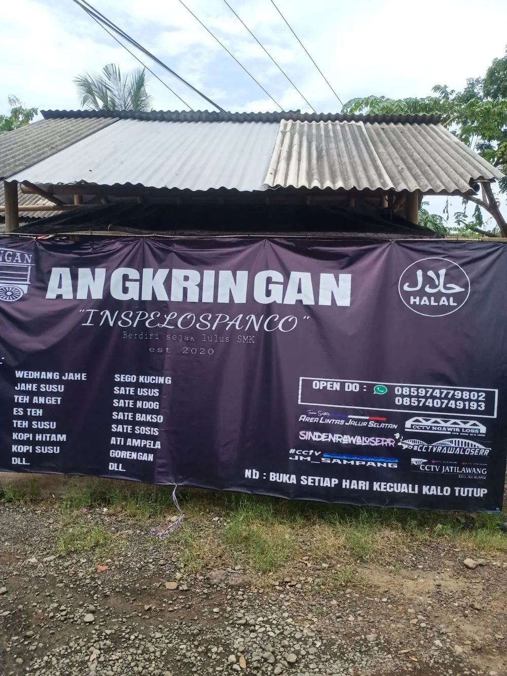 Nama angkringan di spanduk © berbagai sumber