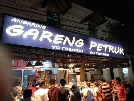 Nama angkringan di spanduk © berbagai sumber