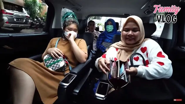 Ussy jadikan art majikan sehari © 2021 brilio.net Ussy jadikan art majikan sehari © 2021 brilio.net