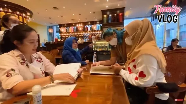 Ussy jadikan art majikan sehari © 2021 brilio.net Ussy jadikan art majikan sehari © 2021 brilio.net