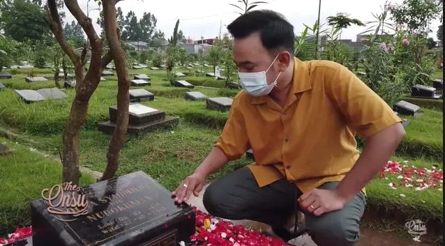 Ruben Onsu ziarah ke makam Olga © YouTube