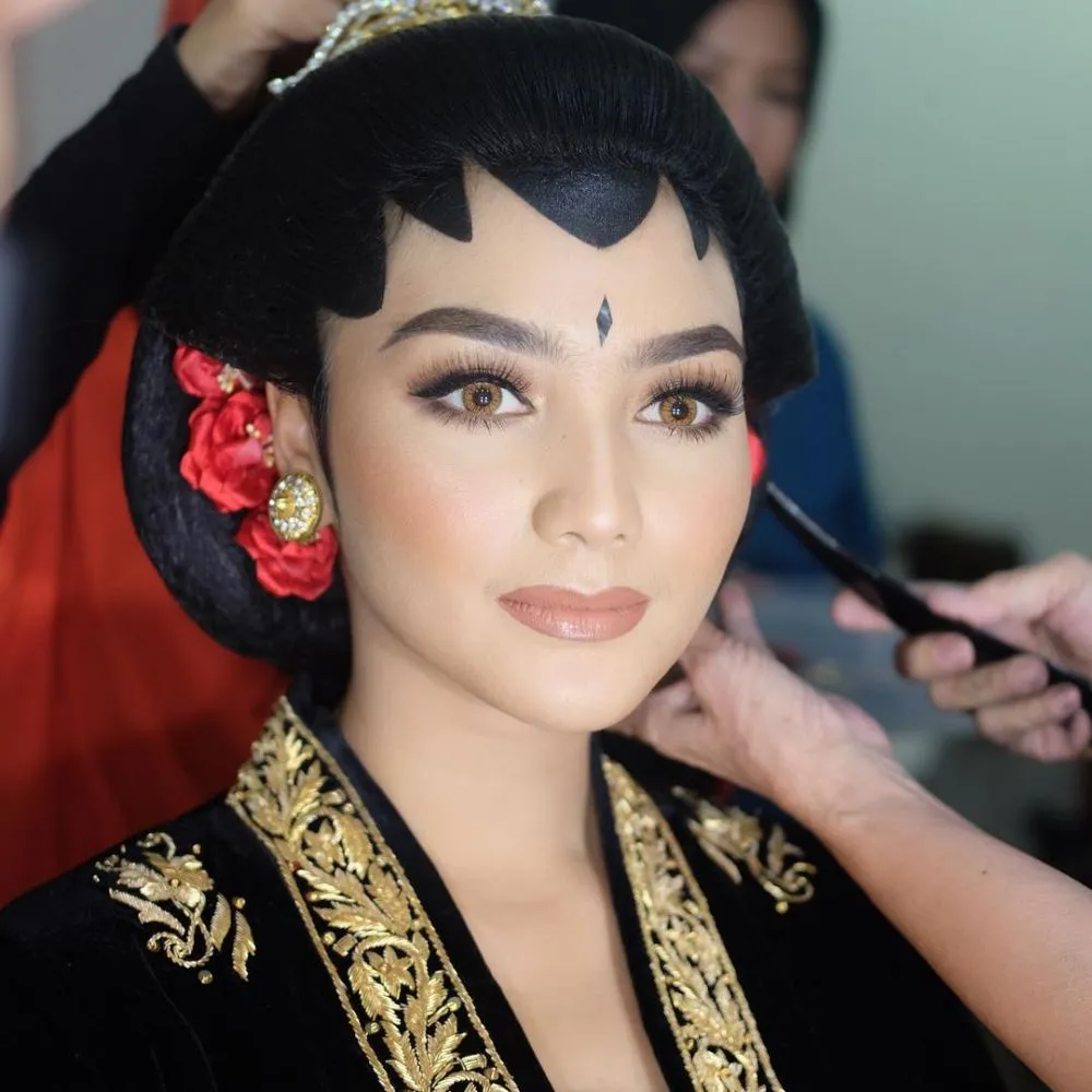 Penampilan seleb dengan dandanan paes © Instagram Penampilan seleb dengan dandanan paes © Instagram