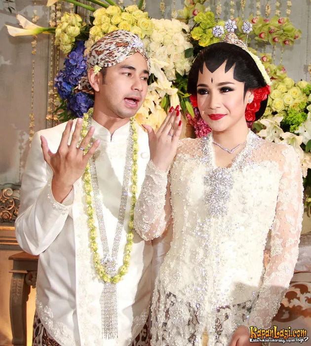 Penampilan seleb dengan dandanan paes © Instagram Penampilan seleb dengan dandanan paes © Instagram