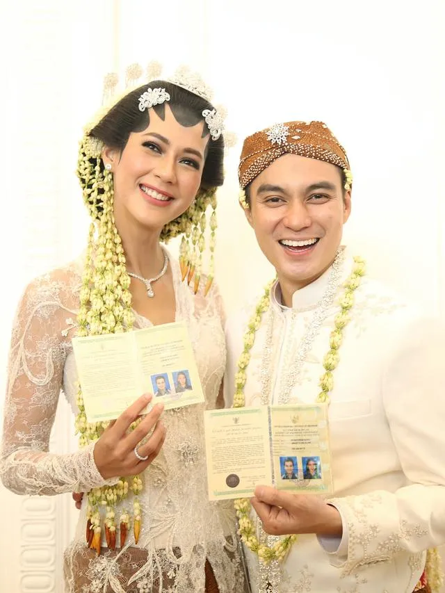 Penampilan seleb dengan dandanan paes © Instagram Penampilan seleb dengan dandanan paes © Instagram