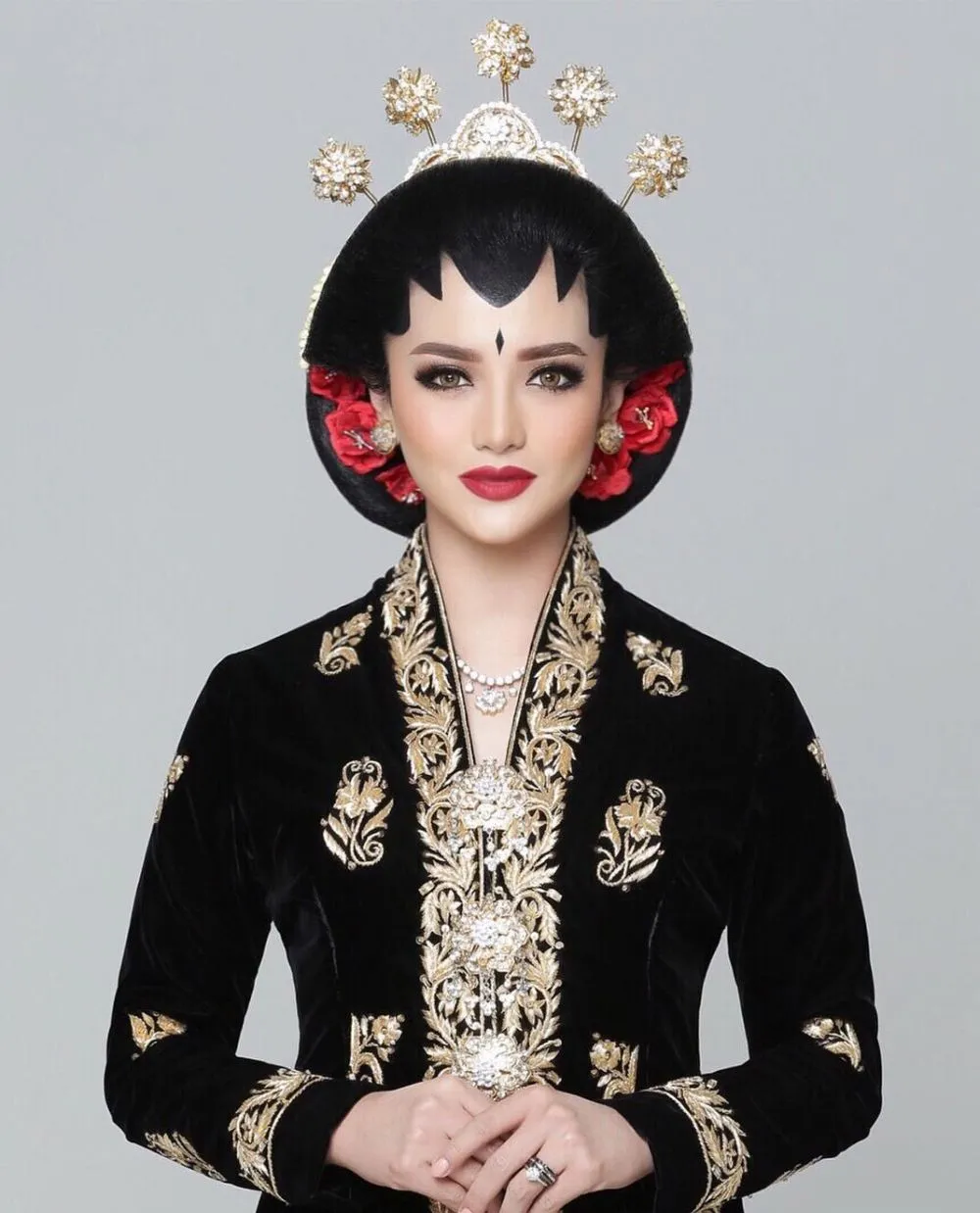 Penampilan seleb dengan dandanan paes © Instagram Penampilan seleb dengan dandanan paes © Instagram