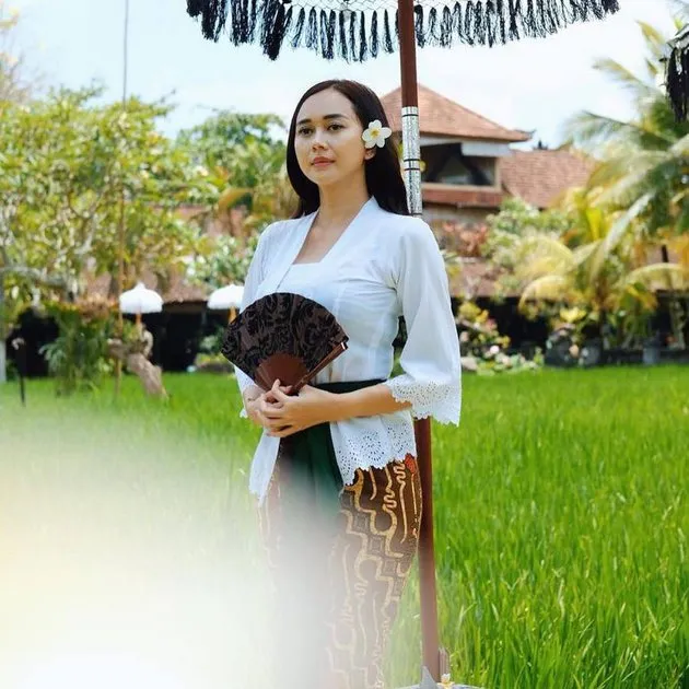pemotretan seleb dengan busana adat bali © Instagram