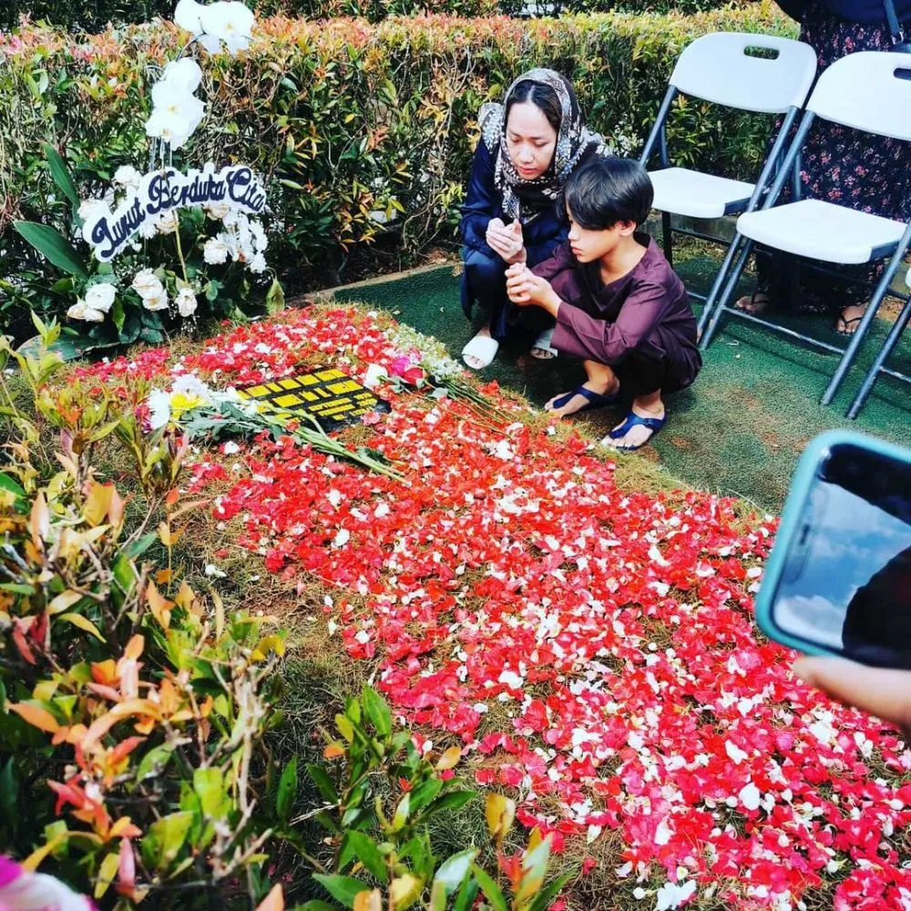 Momen BCL ke makam ashraf © 2021 brilio.net