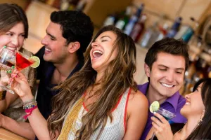 Cara santai dan asyik selama di rumah sambil minum mocktail, nyegerin