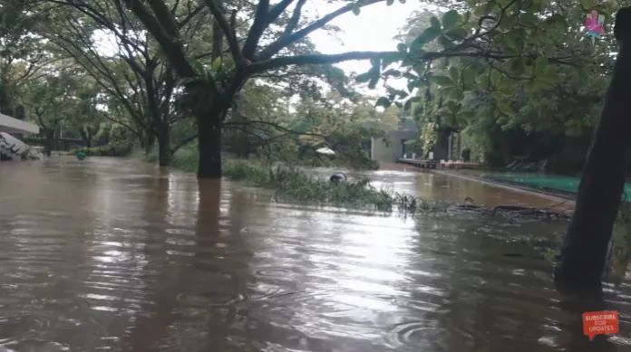 rumah Irish Bella kebanjiran © YouTube rumah Irish Bella kebanjiran © YouTube