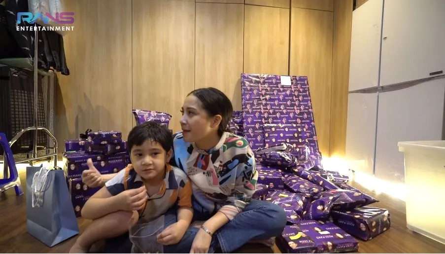 Nagita buka kado © YouTube