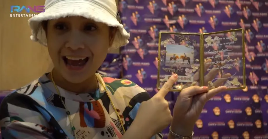 Nagita buka kado © YouTube