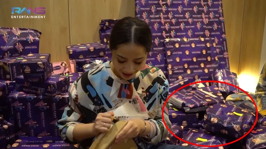 Nagita buka kado © YouTube