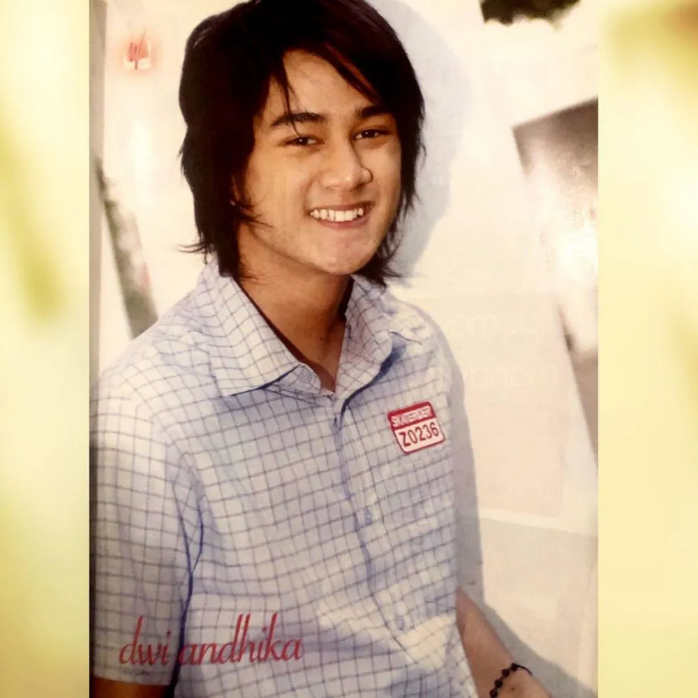 Potret transformasi gaya rambut Dwi Andhika © 2021 brilio.net Potret transformasi gaya rambut Dwi Andhika © 2021 brilio.net