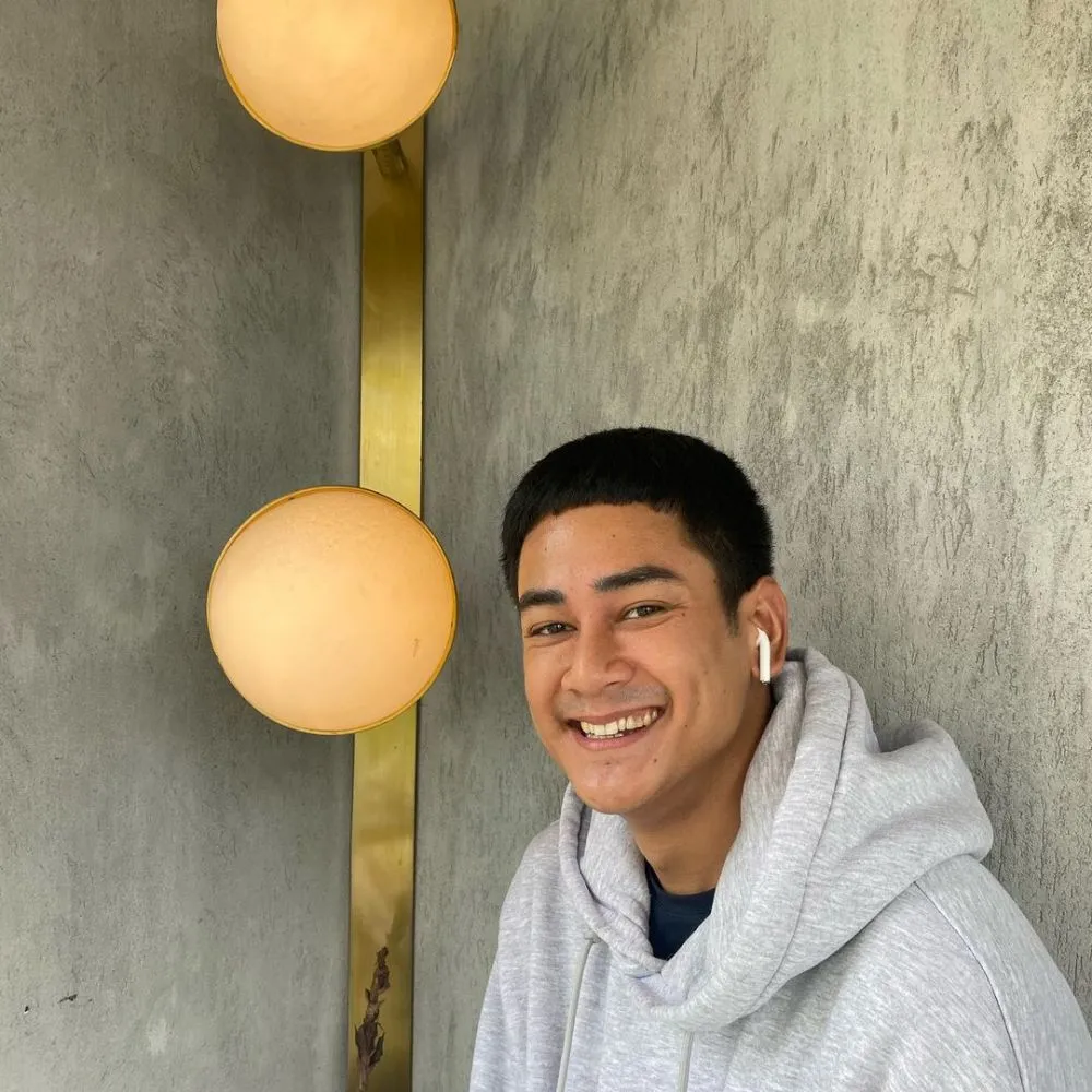 Potret transformasi gaya rambut Dwi Andhika © 2021 brilio.net Potret transformasi gaya rambut Dwi Andhika © 2021 brilio.net